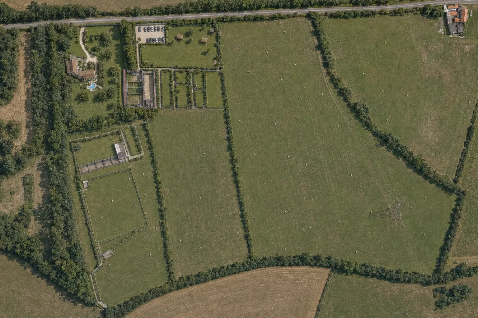 Vue aérienne des plus de 15 hectares du Domaine animalier des Brévonnes à Monthieux, dans la Dombes